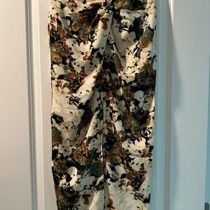 Skirt with split in front. Size xs. New without tag.